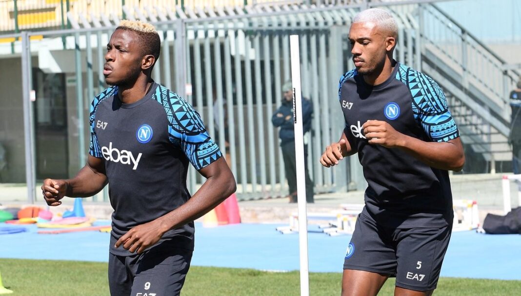 Jogadores do Napoli a treinar