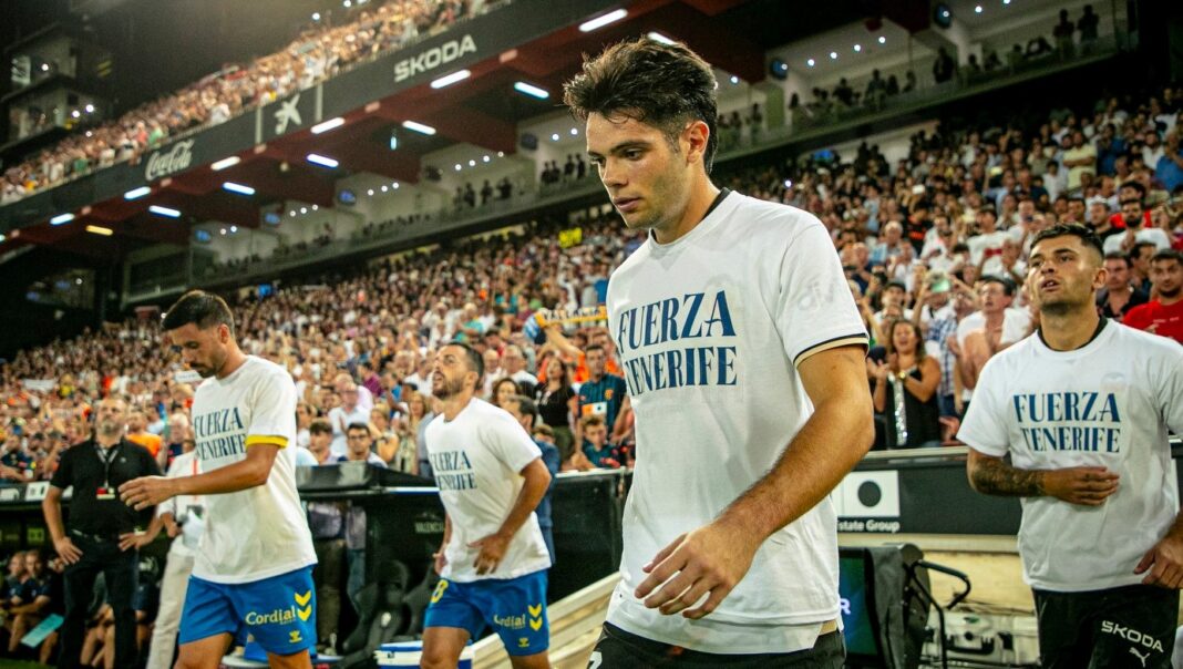 Jogadores do Valencia e do Las Palmas entram em campo com mensagem de apoio a Tenerife