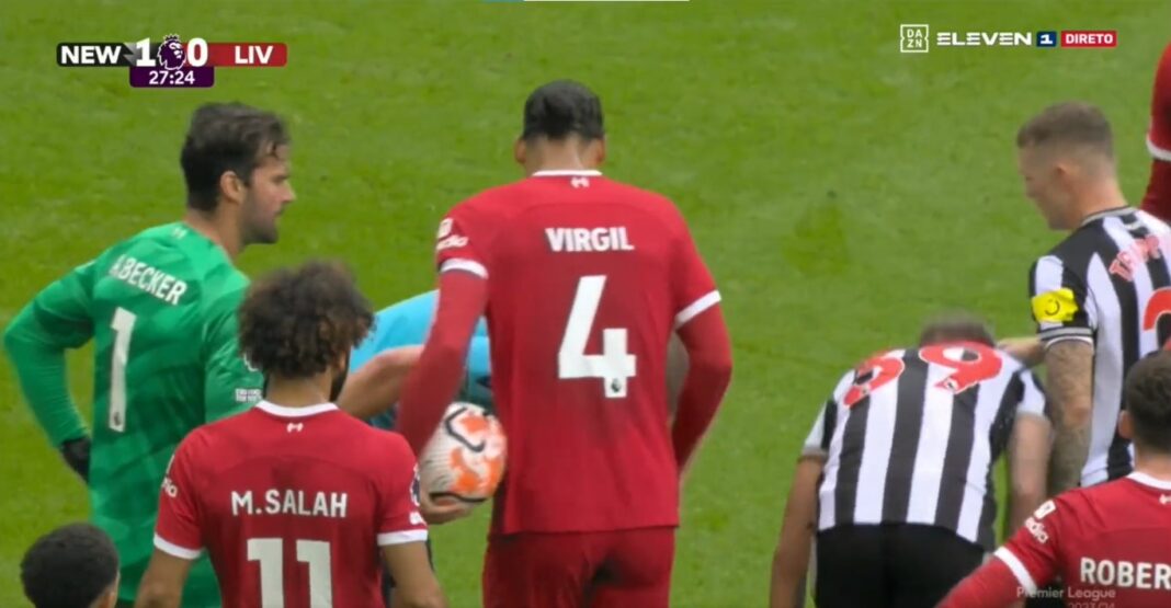 Van Dijk leva vermelho contra o Newcastle