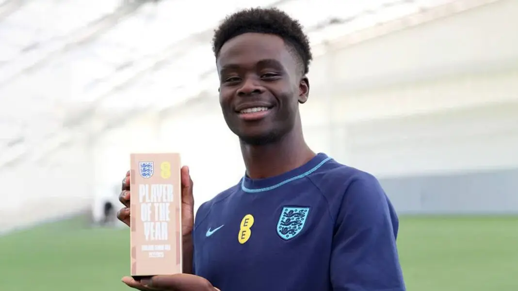 Mundo de desporto - Bukayo Saka eleito novamente como jogador inglês do  ano! O avançado Bukayo Saka, de 22 anos, foi eleito o melhor jogador  masculino de Inglaterra pelo segundo ano consecutivo