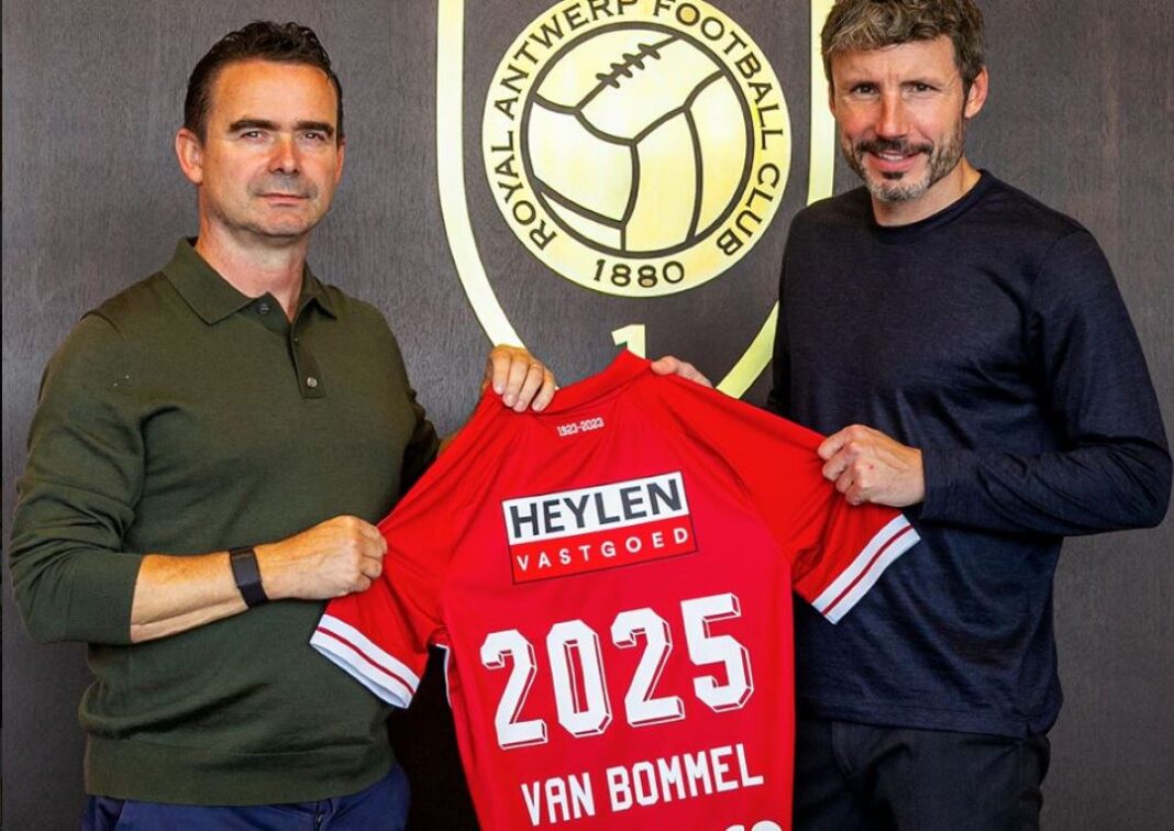 Mark van Bommel renova com Royal Antwerp FC