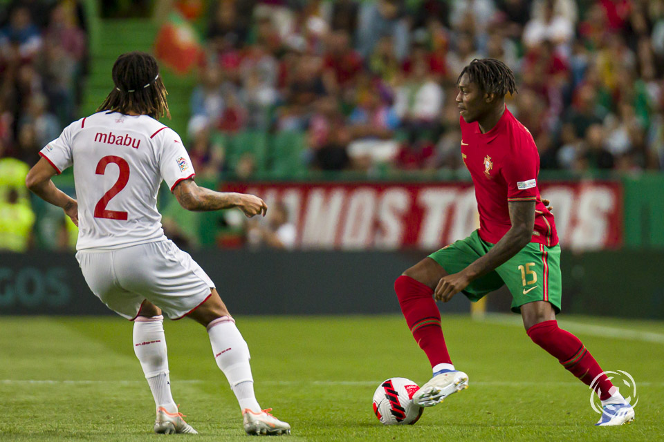 Rafael Leão contra Mbabu num Portugal x Suíça