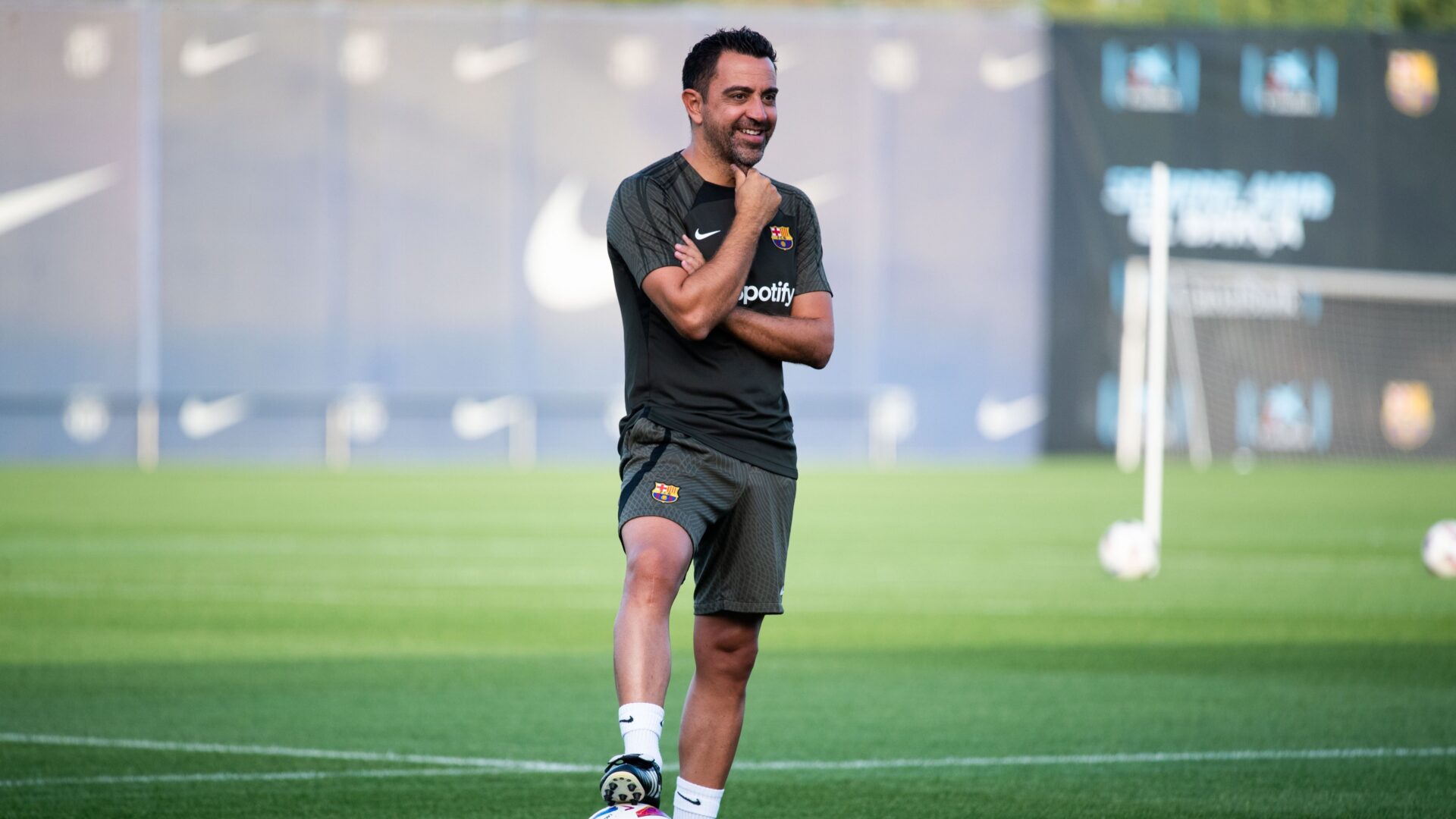 Xavi pede apoio da torcida do Barcelona para jogo decisivo contra o Porto