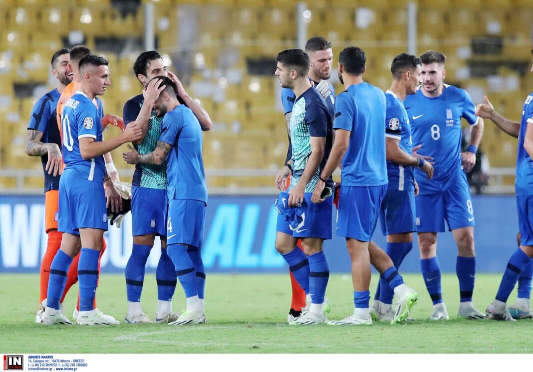 Jogadores da Grécia depois do golo