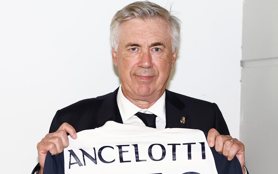 Carlo Ancelotti com camisola do Real Madrid