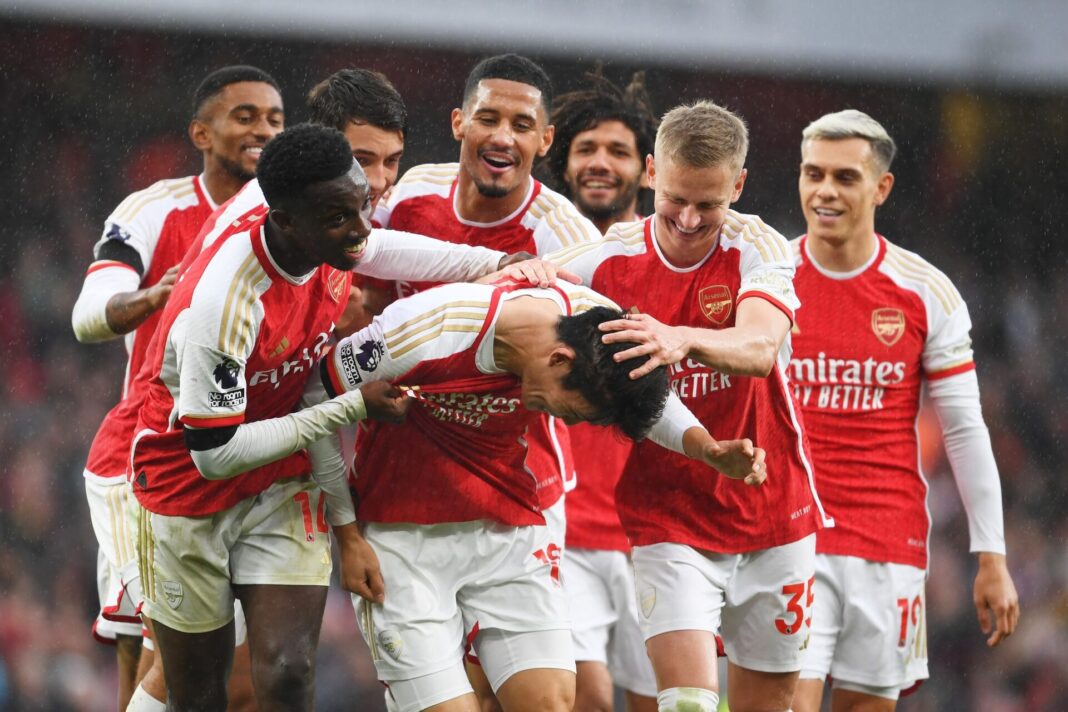 Jogadores do Arsenal a celebrar golo