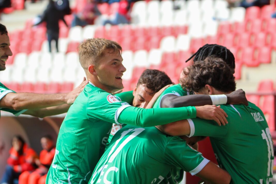 Jogadores do Cornellà a celebrar um golo