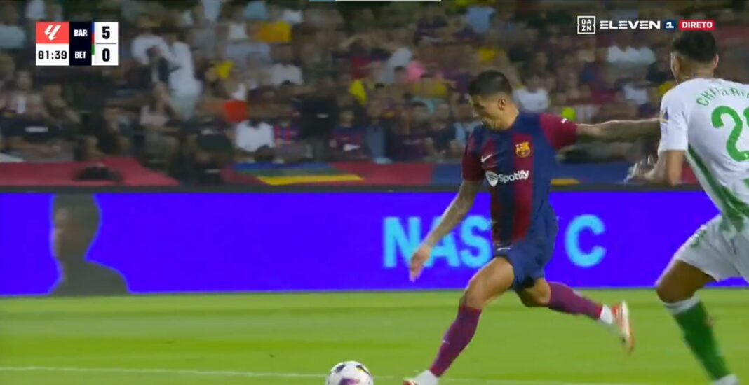 João Cancelo faz golo pelo Barcelona