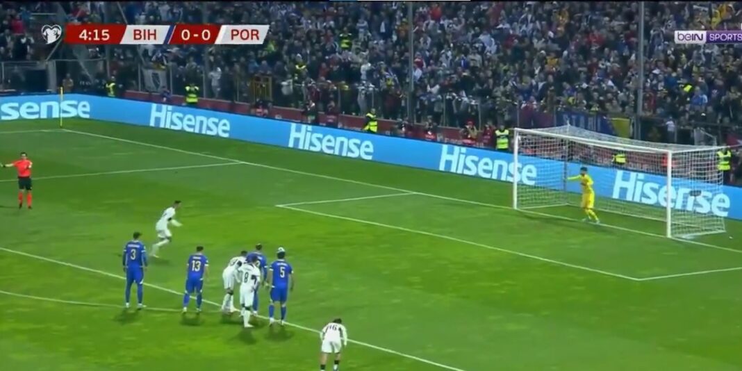 Cristiano Ronaldo faz golo para Portugal