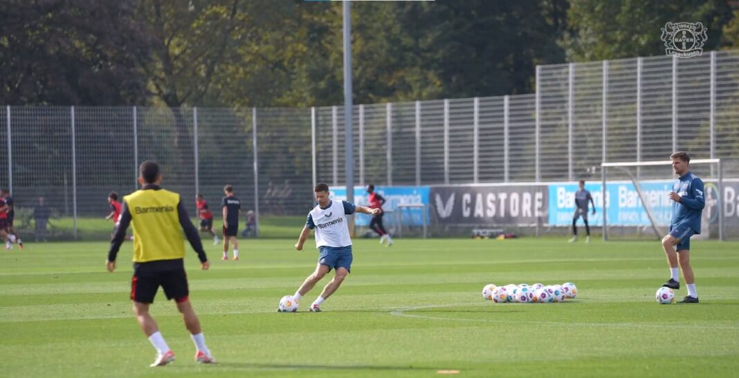 Xabi Alonso no treino do Leverkusen