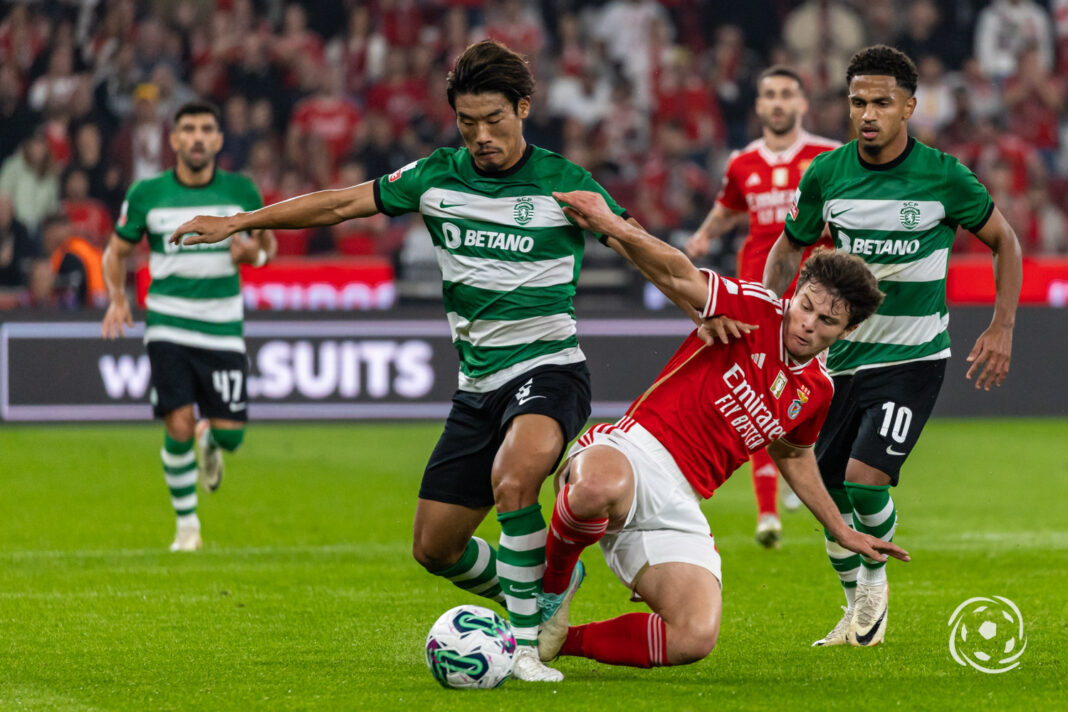 Hidemasa Morita João Neves, dois dos melhores médios da Liga, disputam a bola sob o olhar de Marcus Edwards, no Sporting Benfica