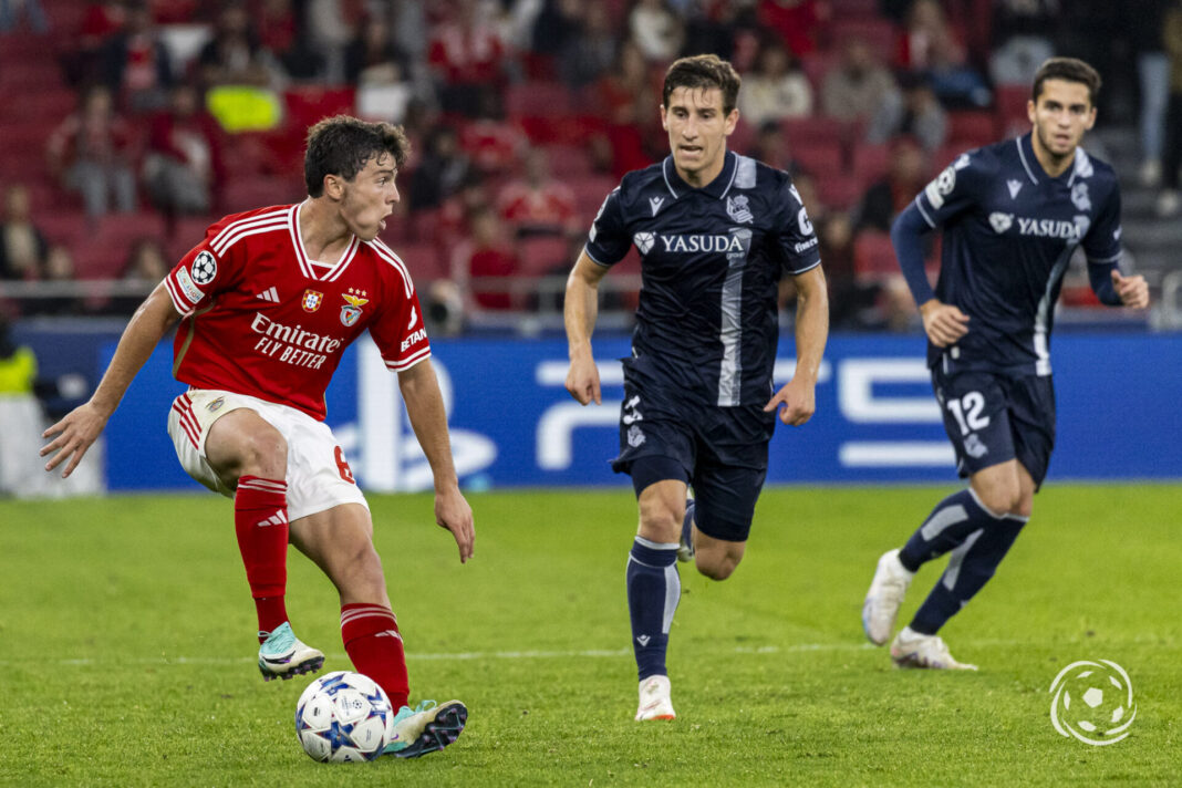 João Neves a jogar pelo Benfica contra a Real Sociedad