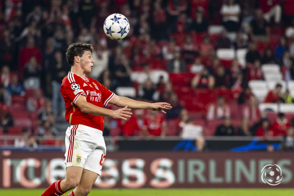 João Neves a cabecear bola pelo Benfica