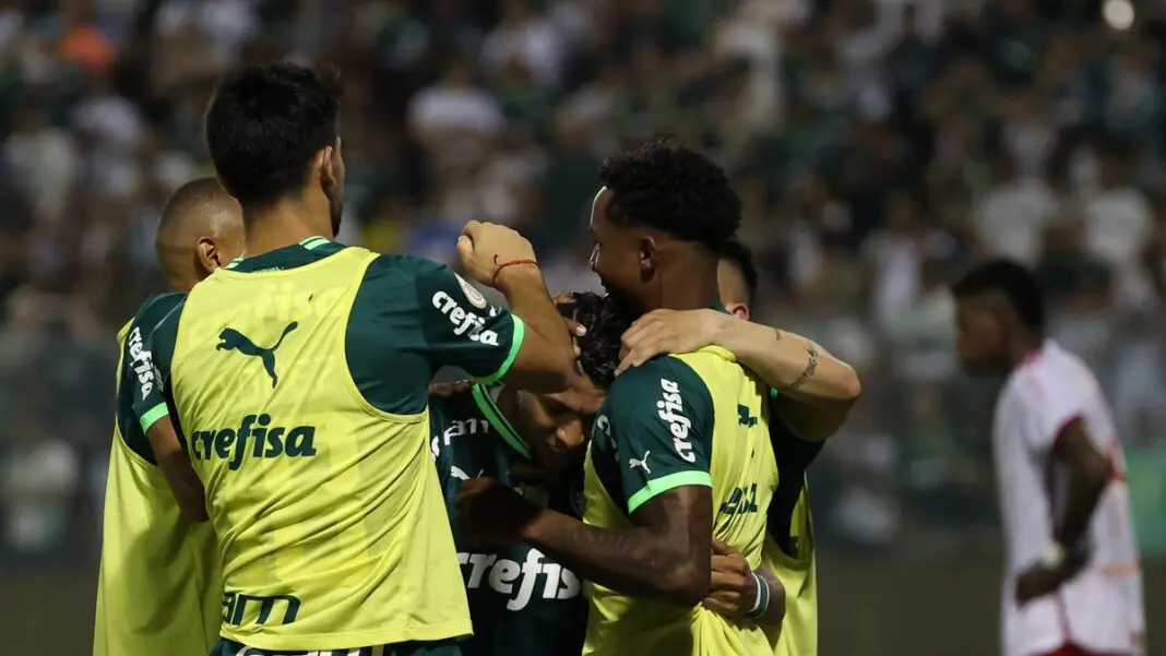 Com um a menos, Palmeiras busca empate com Fortaleza e garante liderança do  Brasileirão