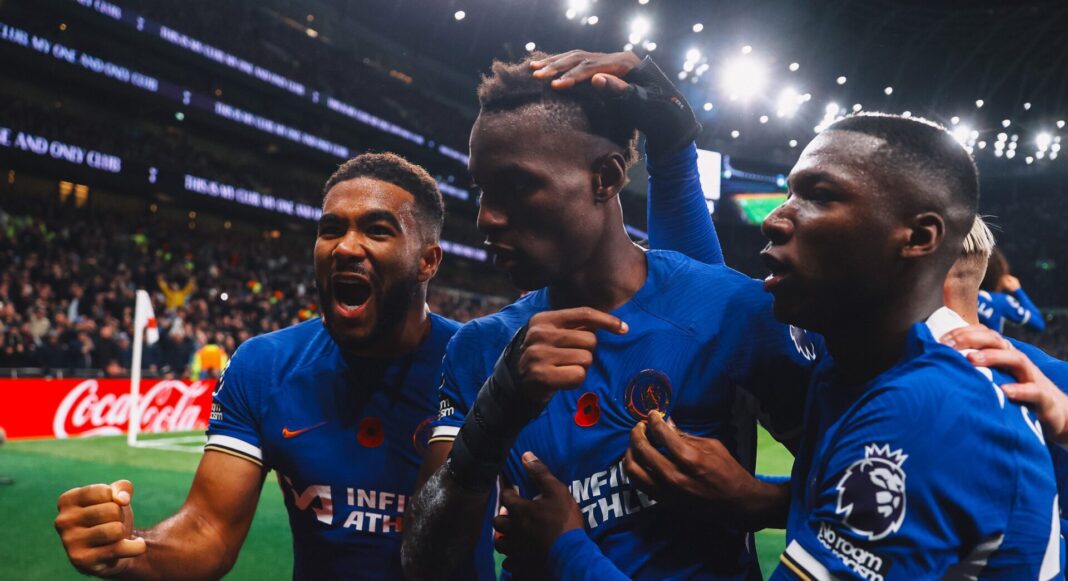 Jogadores do Chelsea a celebrar golo