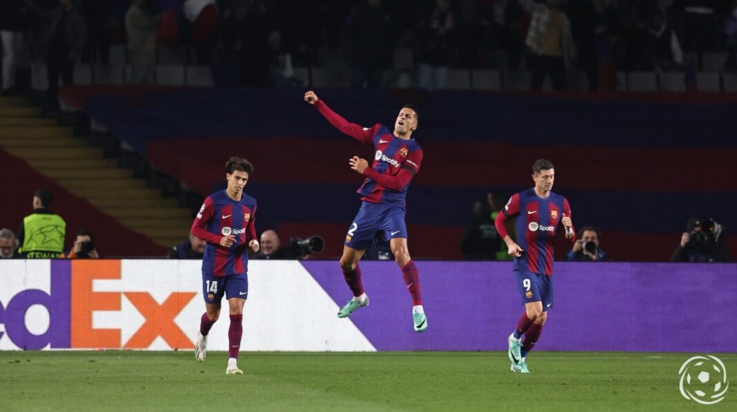 João Cancelo celebra golo pelo Barcelona com João Félix e Lewandowski
