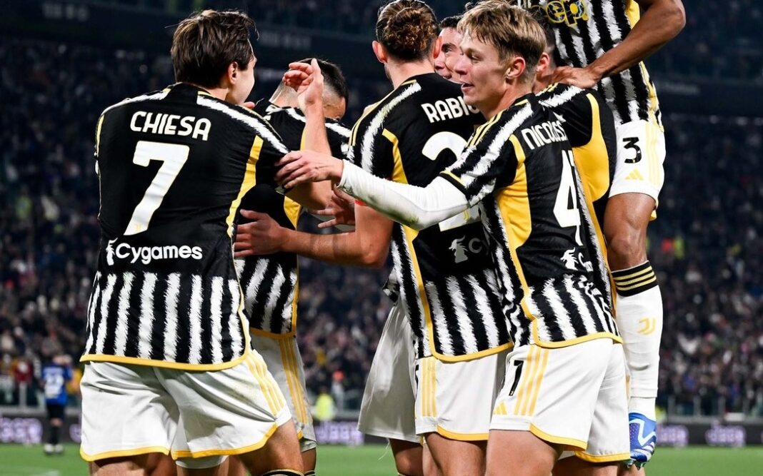 Jogadores da Juventus a celebrar golo Serie A