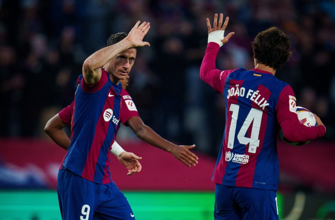Robert Lewandowski e João Félix celebram golo no Barcelona
