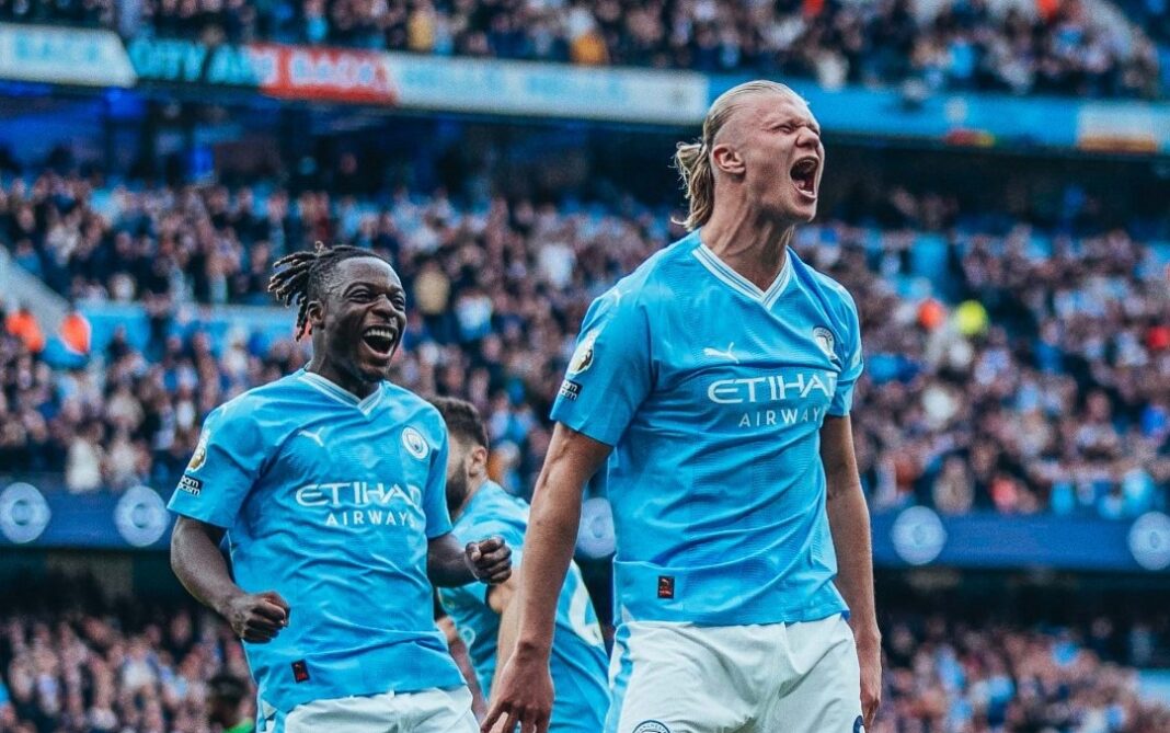 Jogadores do Manchester City a celebrar golo Haaland Doku