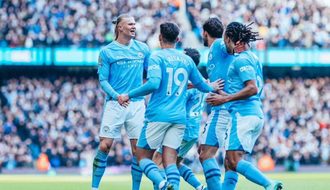 Manchester City jogadores a celebrar o golo
