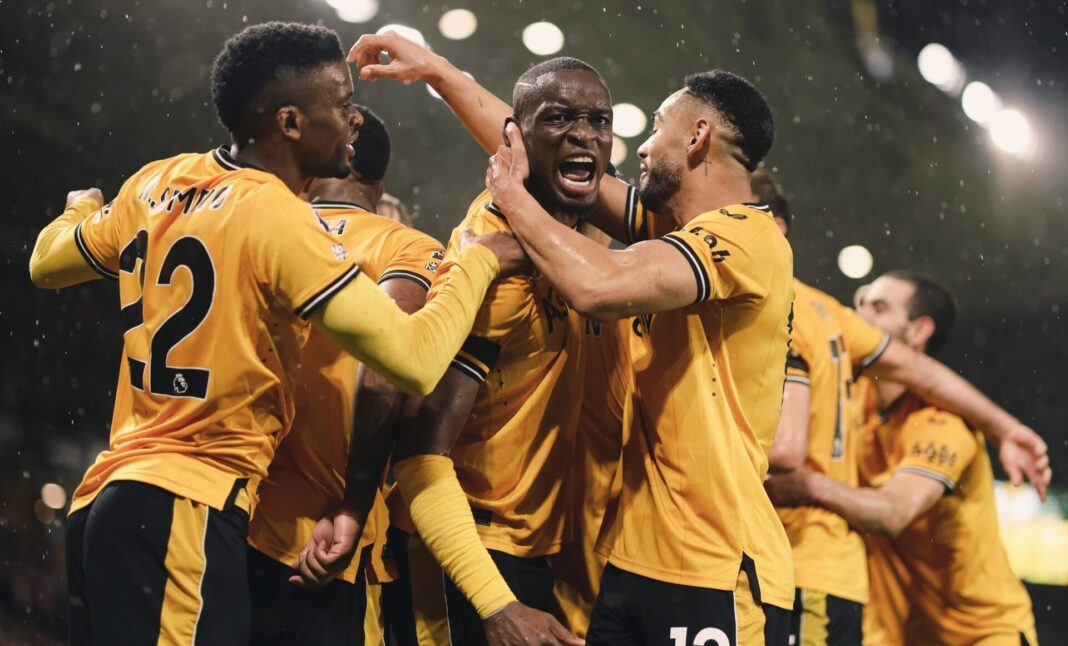 Jogadores do Wolverhampton a celebrar golo