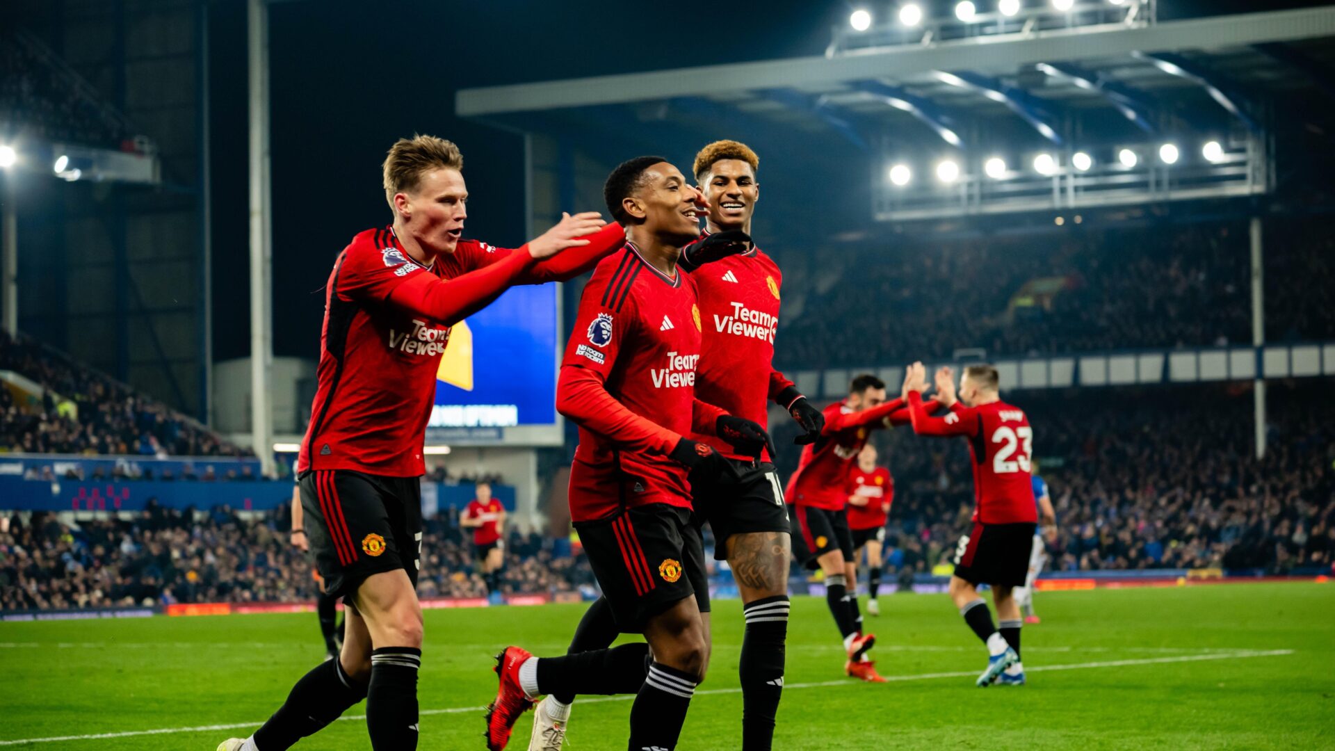 XAA-Desporto - PREMIER LEAGUE Manchester United empata fora de casa. O  Manchester United foi hoje ao reduto do Burnley empatar a um golo, em  partida referente à jornada 24 do campeonato inglês.