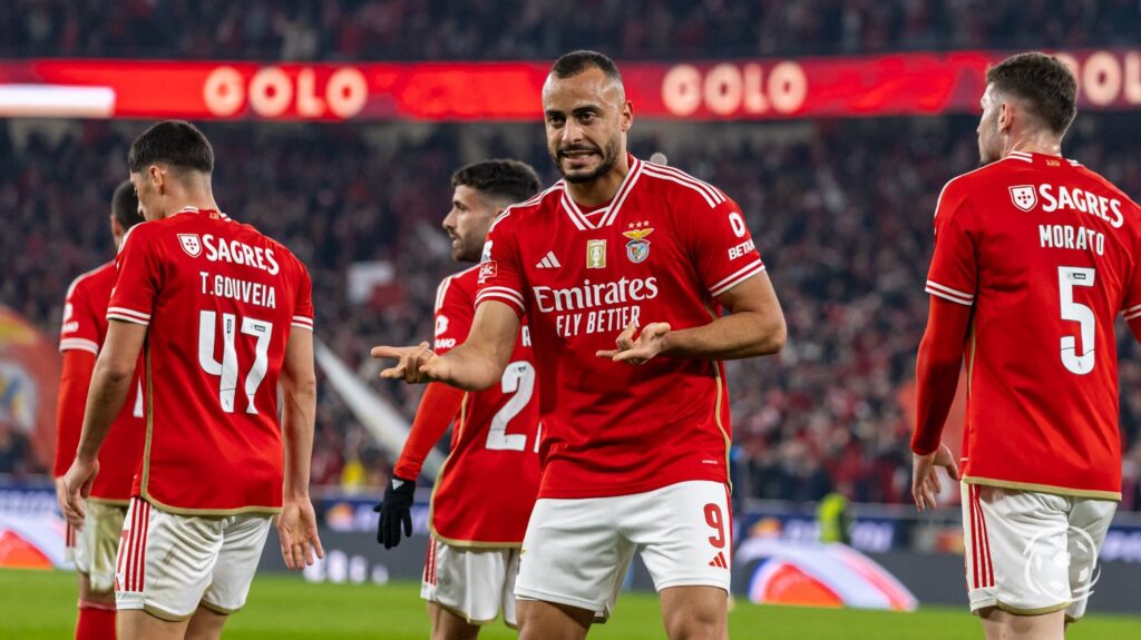 Jogadores do Benfica celebram golo e Arthur Cabral faz pose