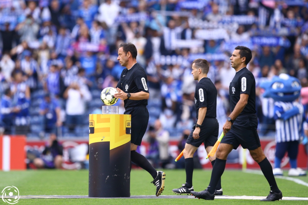 Artur Soares Dias árbitro com insígnias FIFA