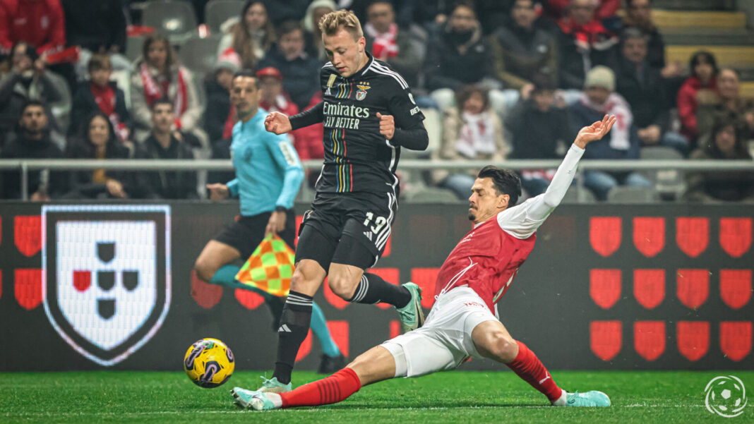 Casper Tengstedt e José Fonte lutam pela bola no jogo entre o SC Braga e o SL Benfica