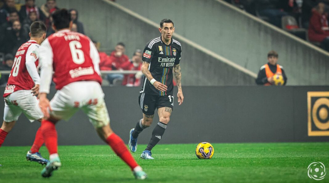 Ángel Di María com a bola no Braga x Benfica