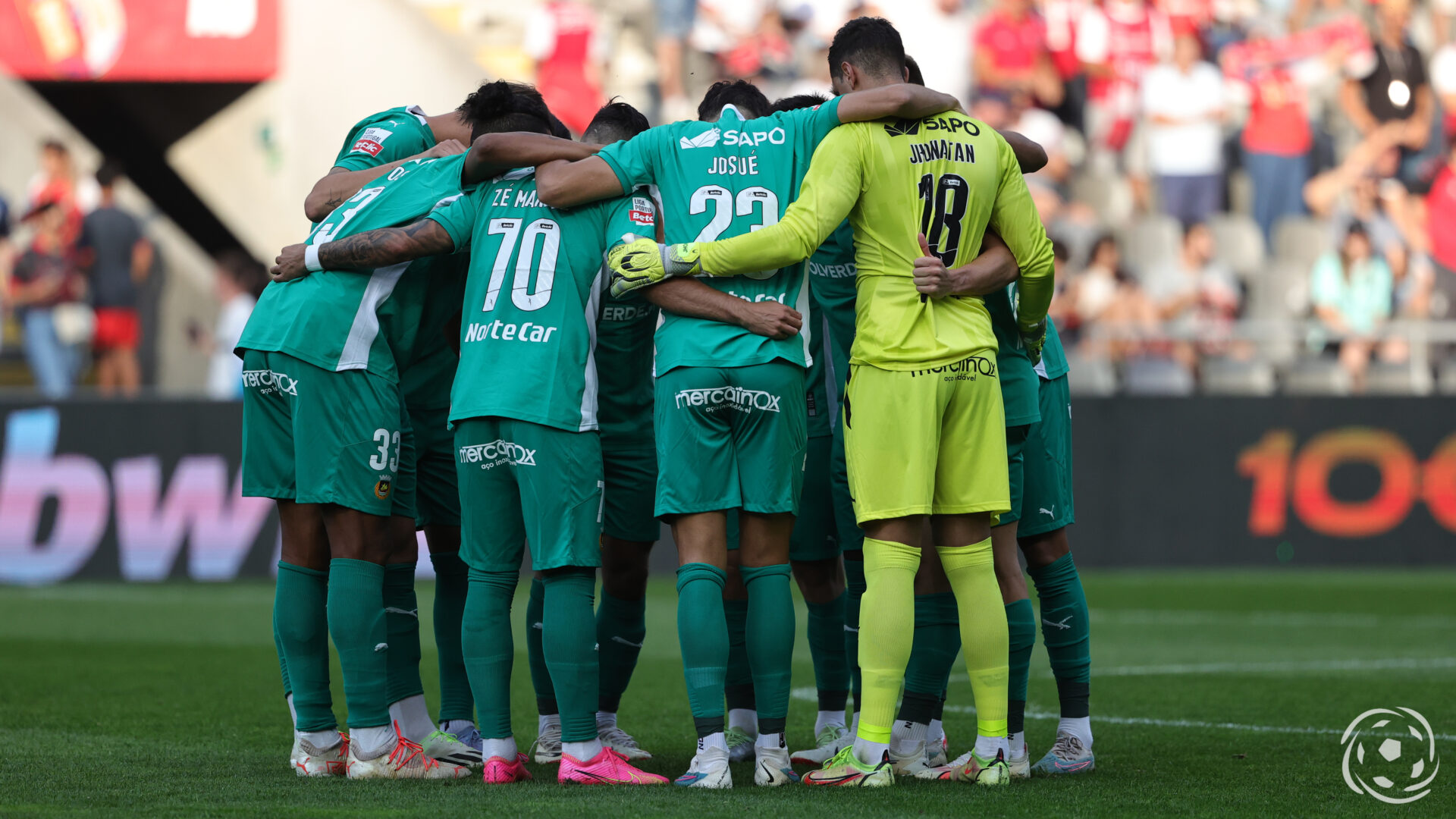 Benfica de novo com três centrais para tentar sobreviver na Champions