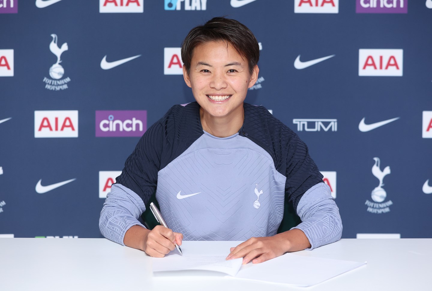 Tottenham anuncia contratação de Shuang Wang