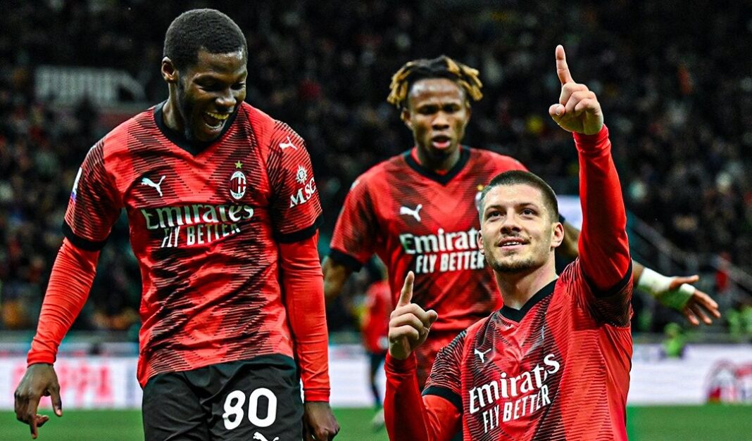 Atletas do AC Milan a celebrar golo