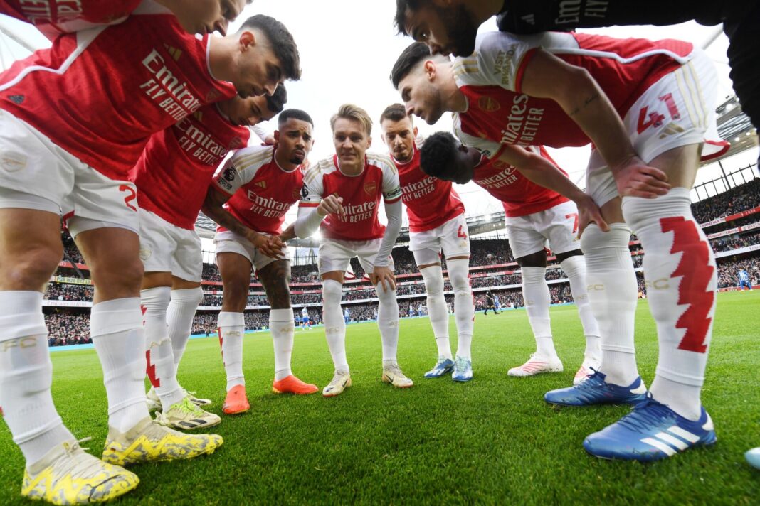 Jogadores do Arsenal em círculo
