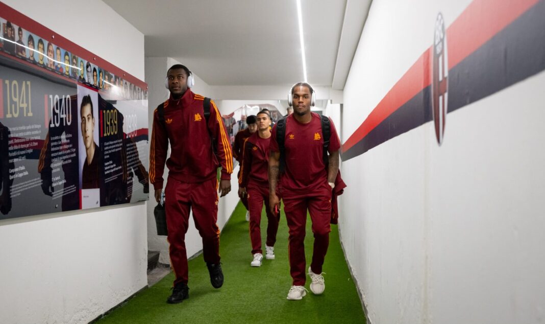 Atletas da AS Roma em corredor