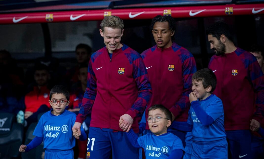 Jogadores do Barcelona a entrar em campo com crianças