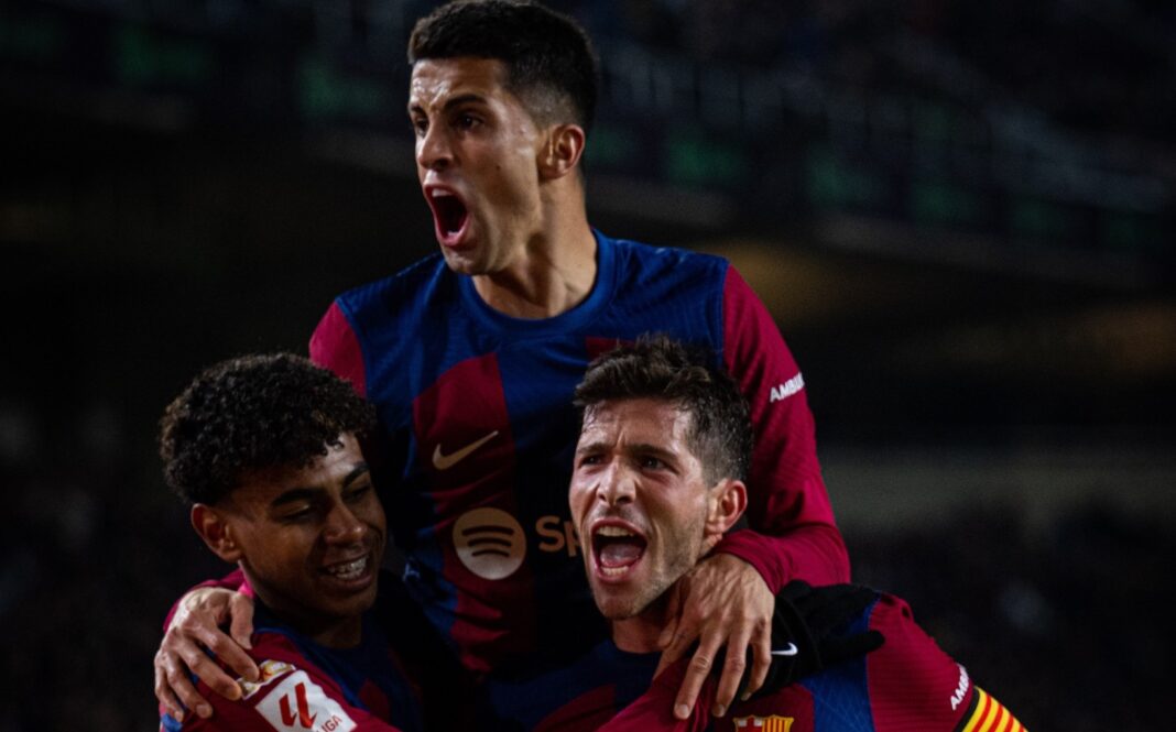 Atletas do Barcelona a celebrar golo