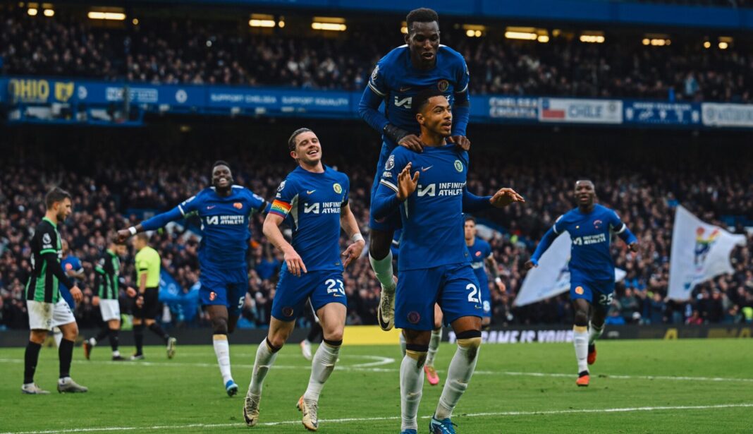 Jogadores do Chelsea a celebrar golo