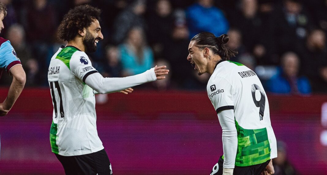 Darwin Núñez e Mohamed Salah a celebrar golo do Liverpool