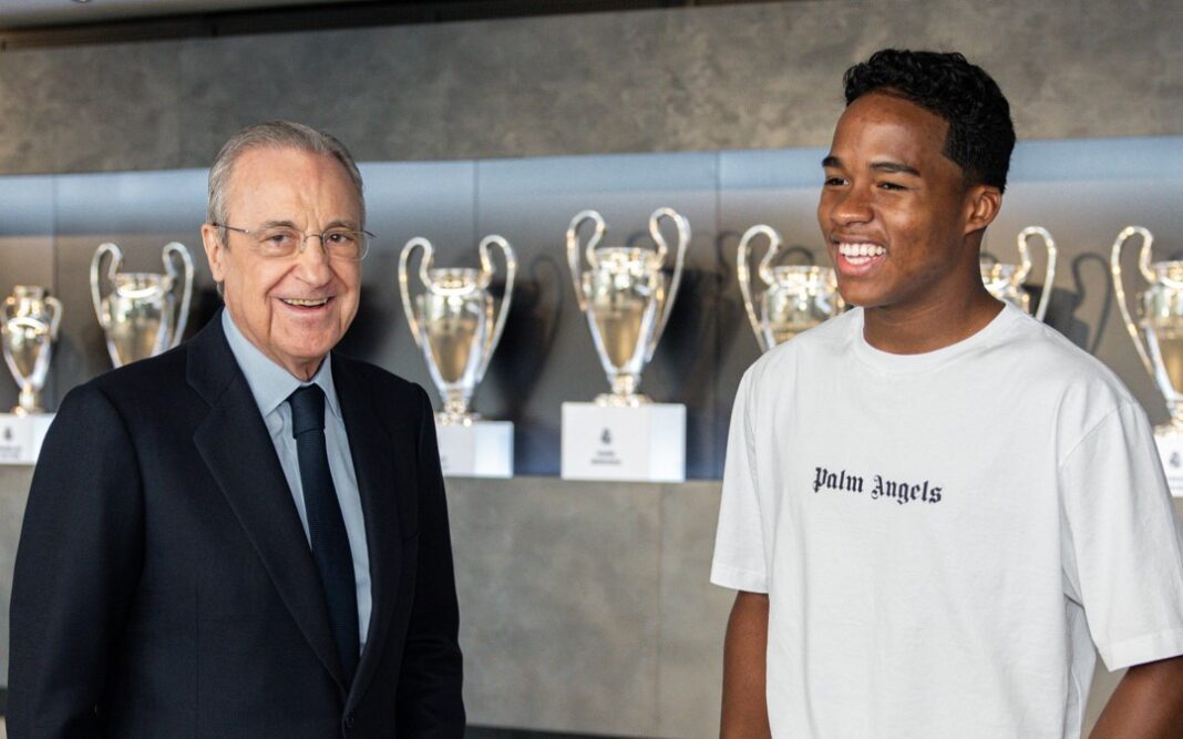 Endrick e Florentino Pérez no museu do Real Madrid