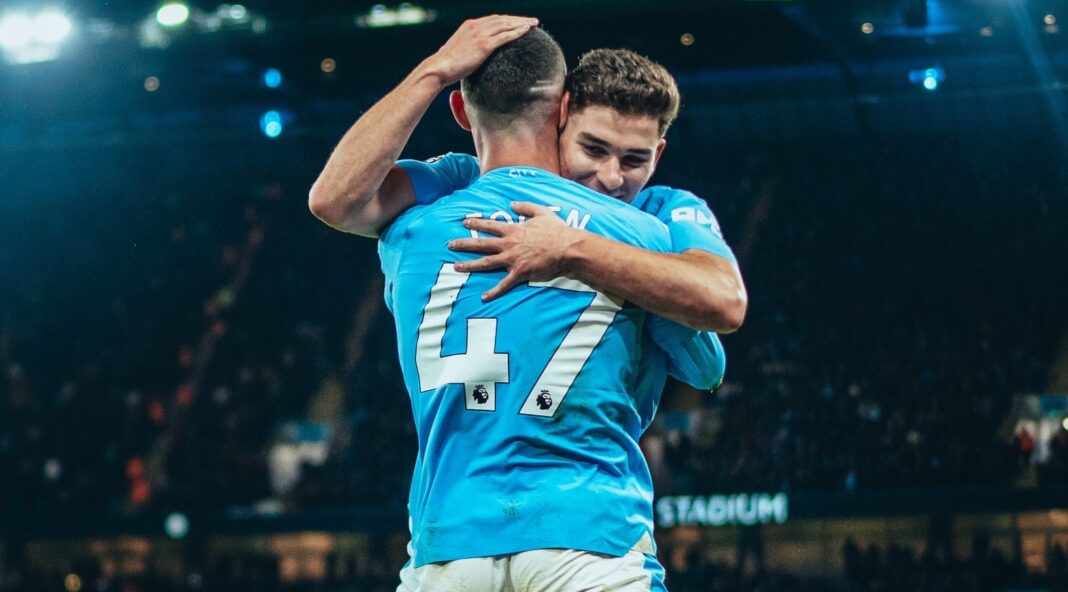 Manchester City faz golo e Phil Foden e Julián Álvarez celebram