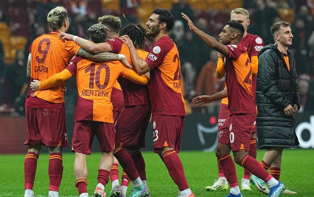 Atletas do Galatasaray celebram golo