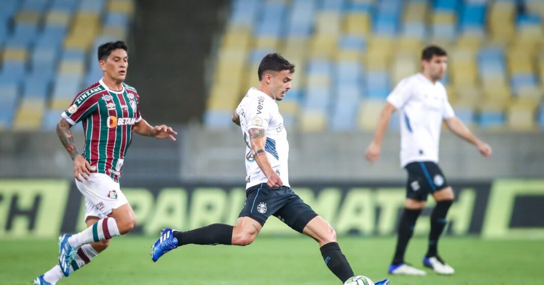 Jogador do Grémio com bola contra o Fluminense