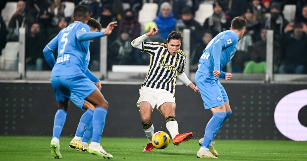 Juventus e Napoli a jogarem com Federico Chiesa com a bola