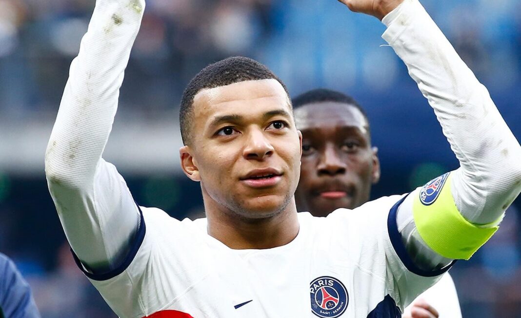 Kylian Mbappé a saudar adeptos