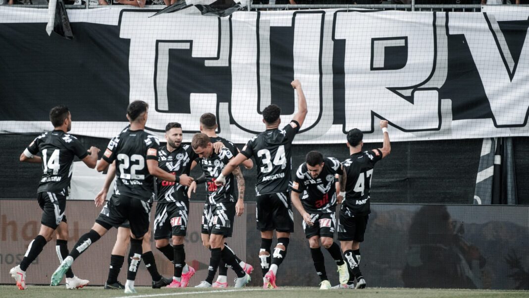 Jogadores do Lugano a celebrar golo