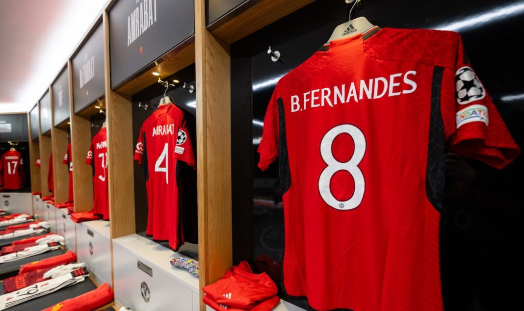 Manchester United e o balneário, com a camisola de Bruno Fernandes em destaque