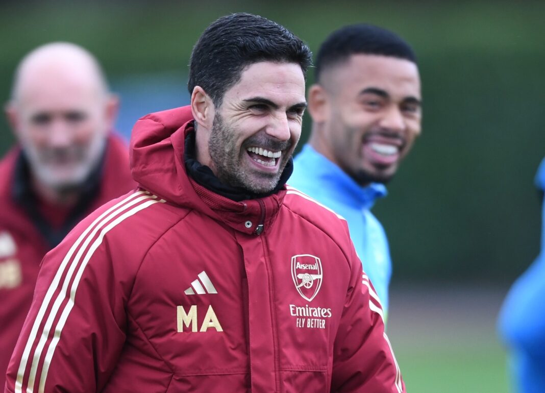 Mikel Arteta a sorrir no treino do Arsenal