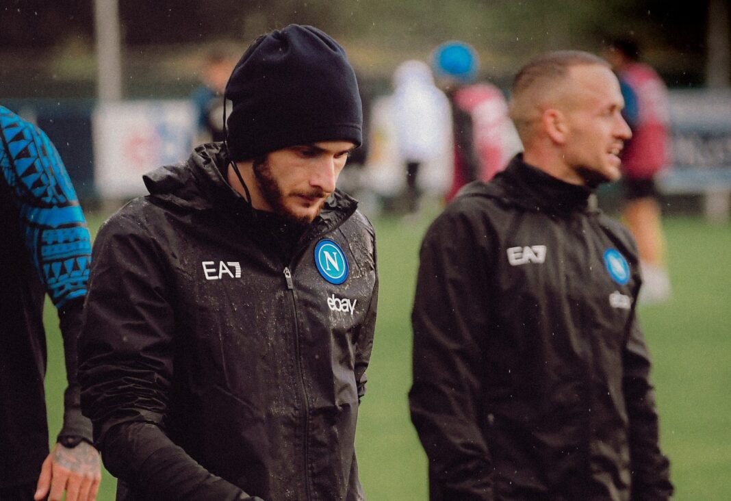 Jogadores do Napoli a treinar Khvicha Kvaratskhelia