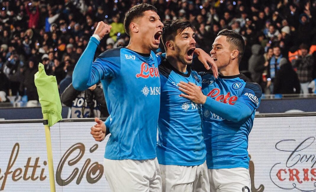 Jogadores do Napoli a celebrar golo Nápoles